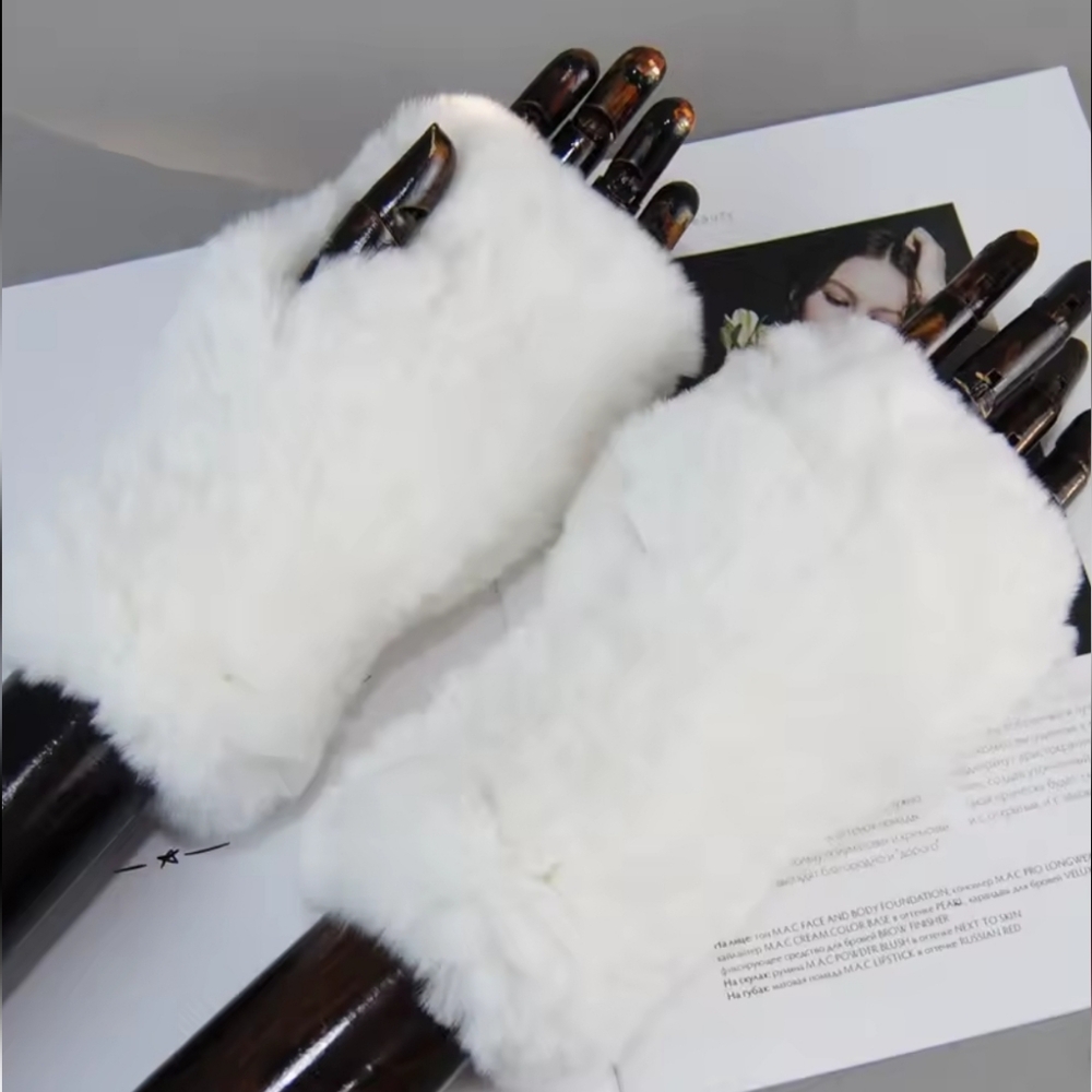 STUNNING!! White Faux Fur Fingerless Glove🔥s🤍🩷